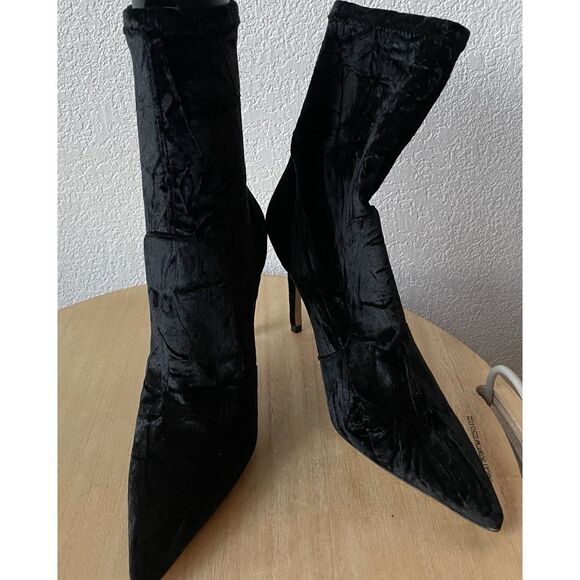 New STUART WEITZMAN Women's Stuart 100 Stretch Velvet Booties in Black Size 10 - Picture 2 of 4